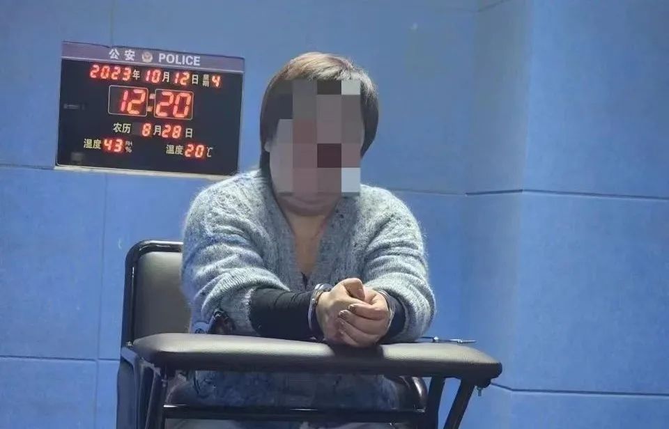 男子打赏女主播400万，自己啃馒头，金钱与情感的落差