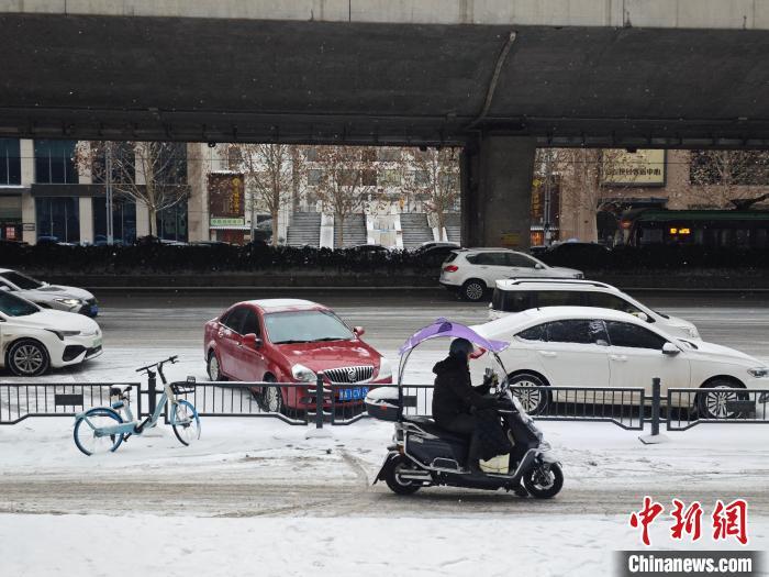 鹤岗暴雪破纪录，乘客雪中推公交