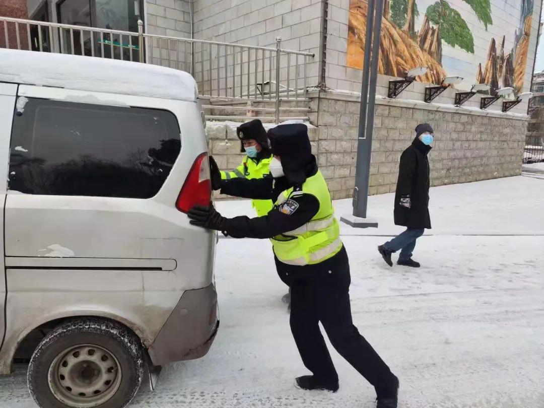 鹤岗暴雪破纪录，乘客雪中推公交