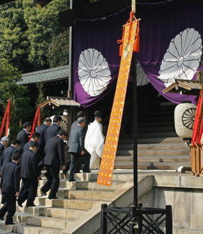 日本公审，涂鸦靖国神社的男子