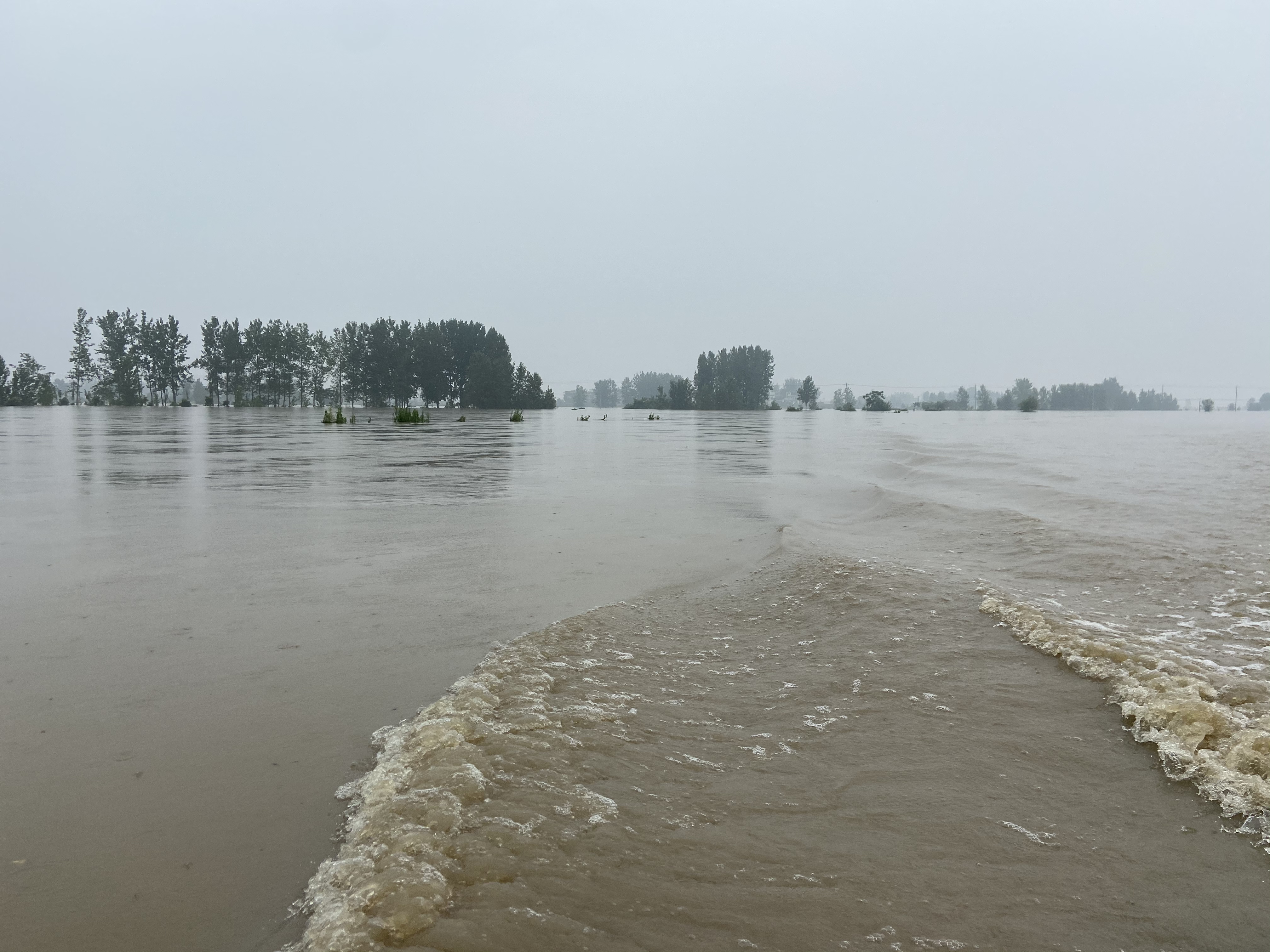 决堤的河水