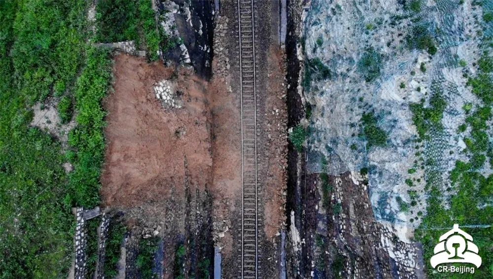 河南突发山体滑塌，铁路线路被埋