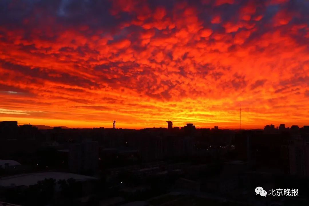 北京绚烂红色朝霞，绝美天空画卷