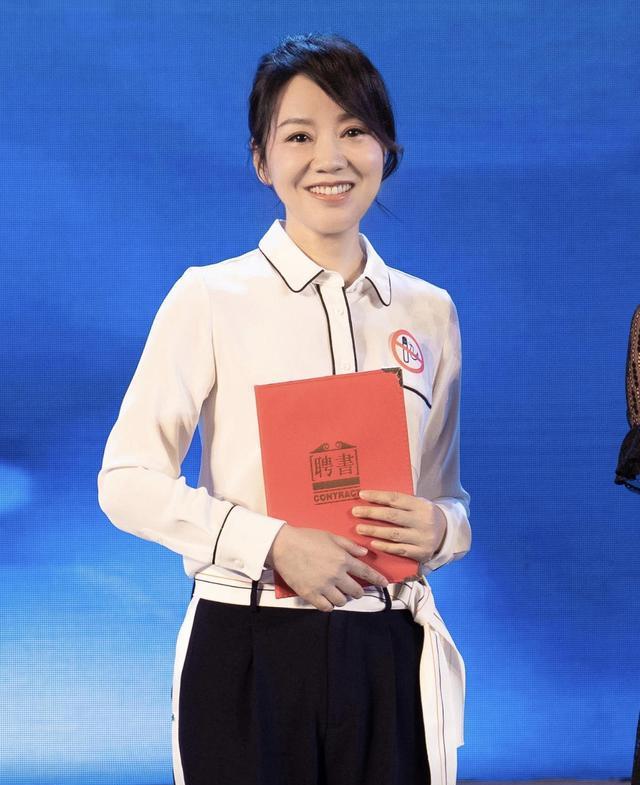 闫妮，时光不老，青春永驻的魅力女神，如十八岁女大学生般闪耀时光