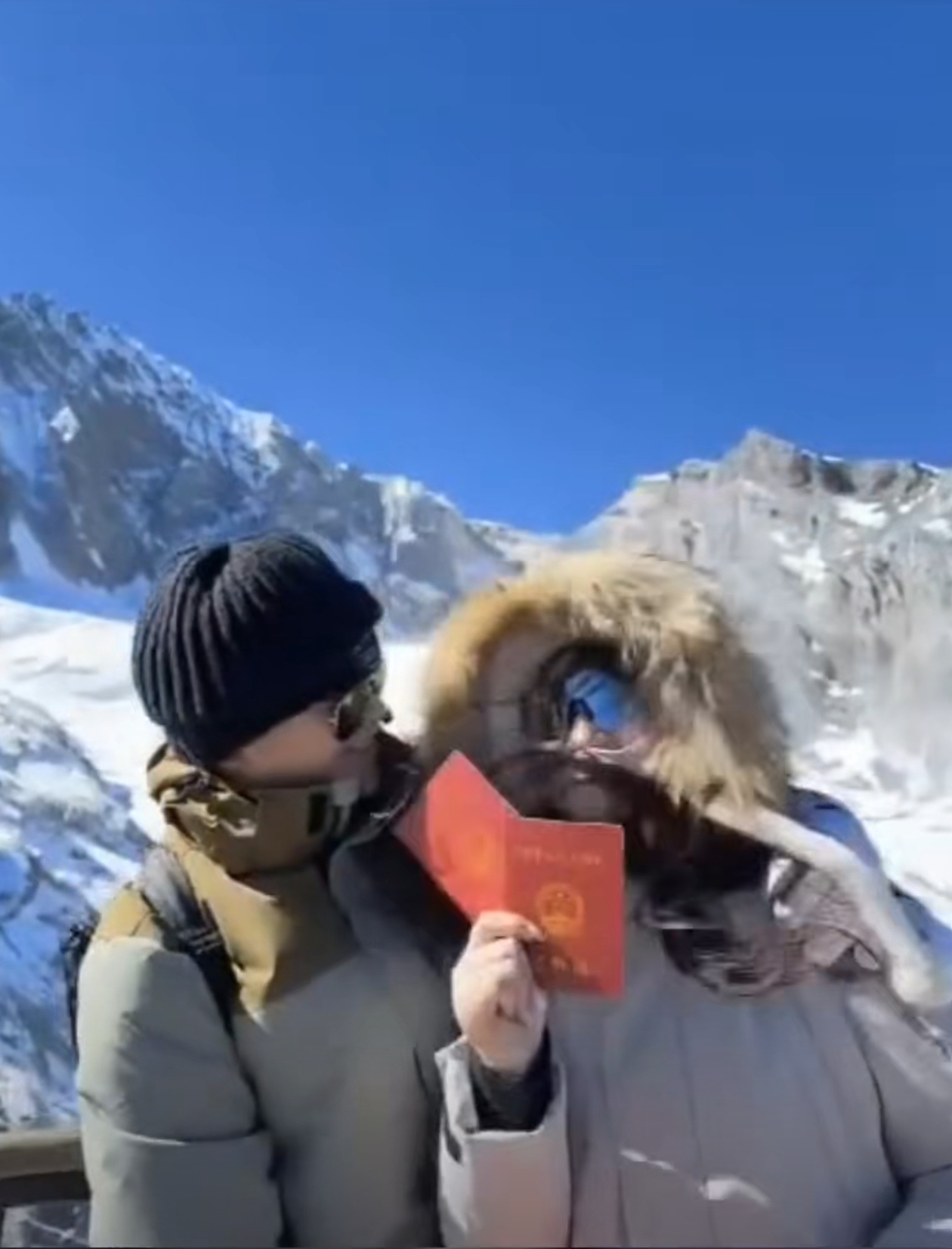 新婚夫妇的玉龙雪山情缘，结婚证收藏之旅的独特经历