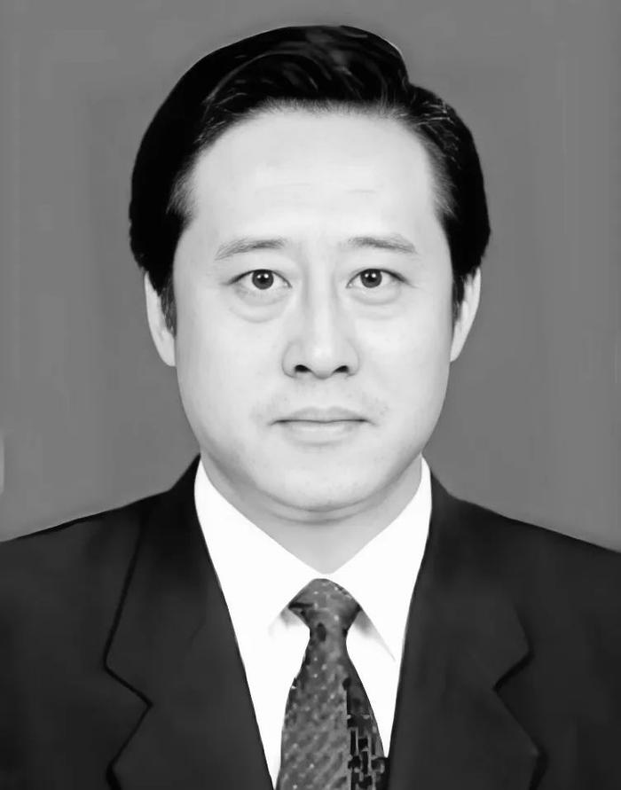 75岁官员被公诉，与已故市长儿子的纠葛揭秘