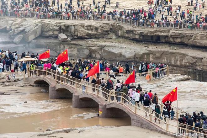 山航机长视角下的泰山与黄河壮丽景观同框呈现