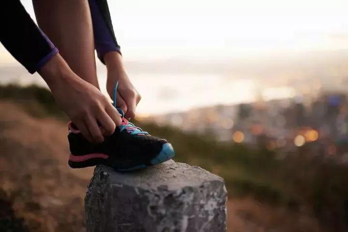 女子板鞋下的冒险之旅，登山意外经历