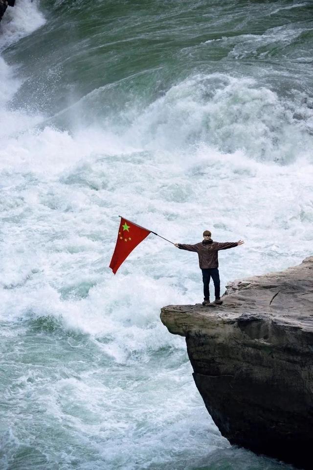 景区回应李现虎跳峡举国旗事件，理性看待，传承文化与旅游责任并重，呼吁公众理性追星，弘扬正能量。