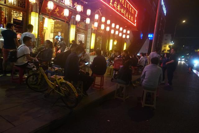 深夜火锅店的跨文化美食盛宴，异国风情的夜晚饕餮