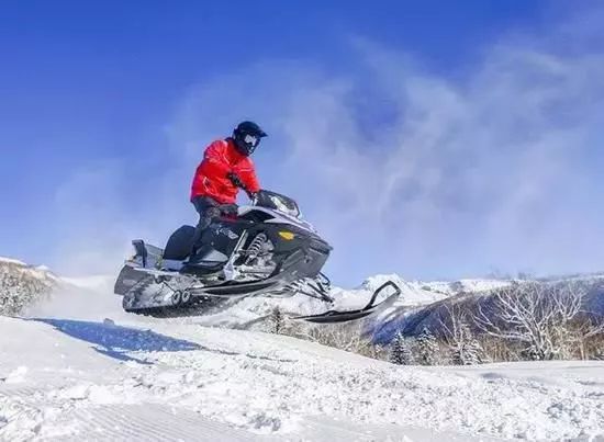 中国游客滑雪遭遇粉雪险境致悲剧，警示滑雪安全需重视