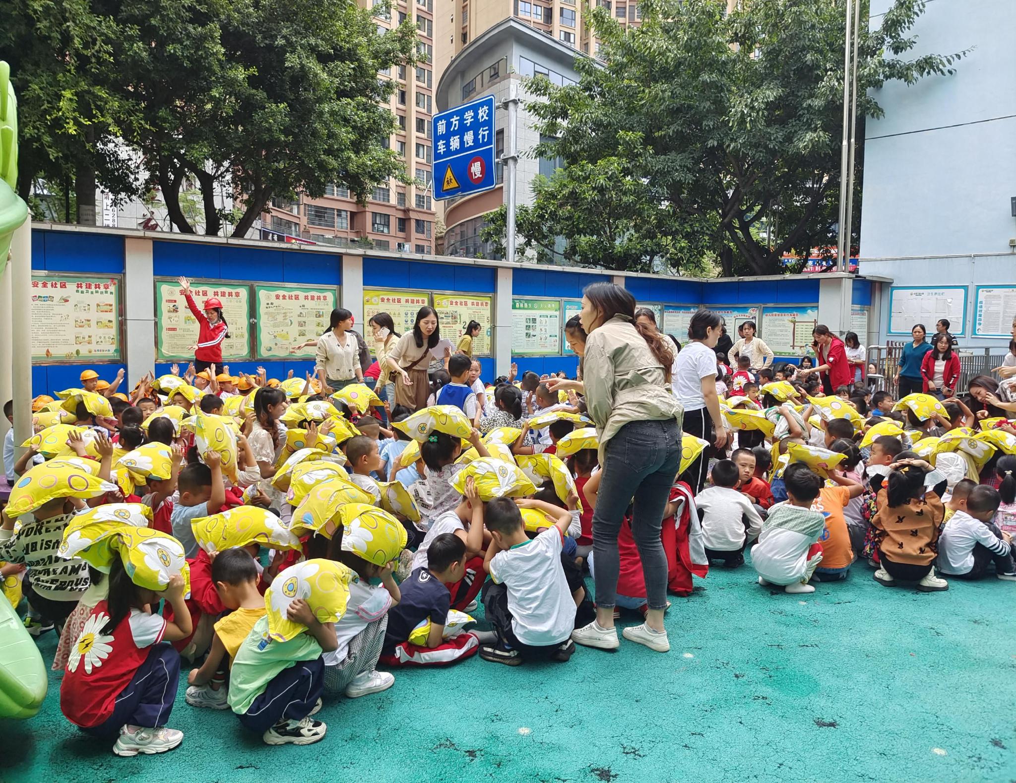 地震中的勇敢与智慧，幼师成功疏散200名孩子纪实