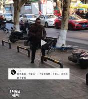 盲人怒推占用盲道电动车，呼吁共建无障碍城市通行权