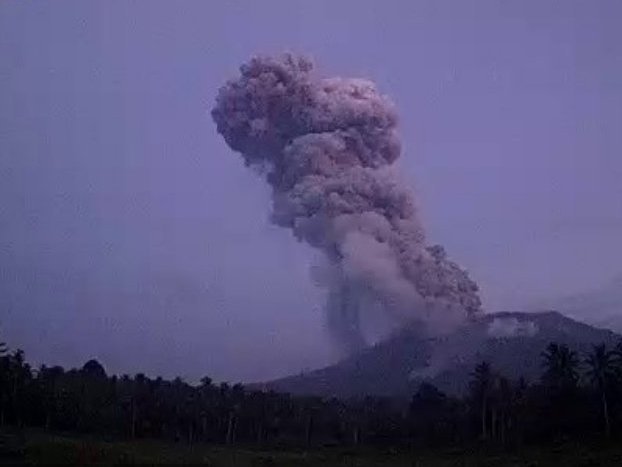 伊布火山喷发壮观景象，灰柱直冲云霄，高度达三千米