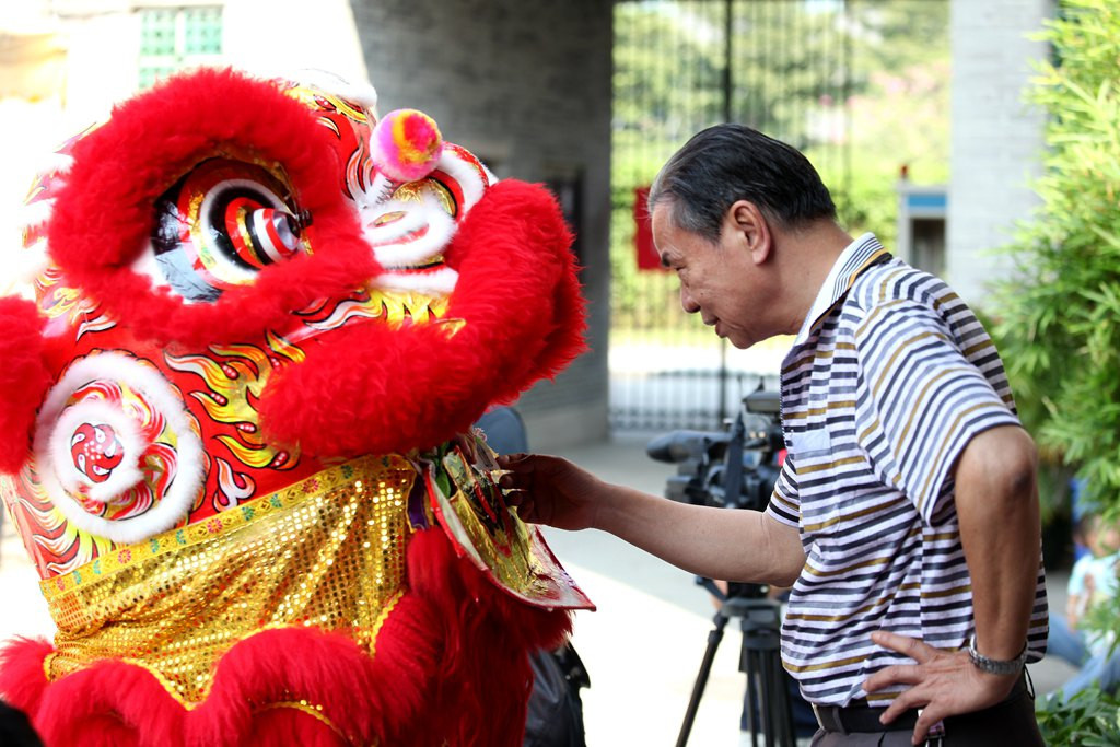 舞狮老将的情感交织，传承与不舍的敬意