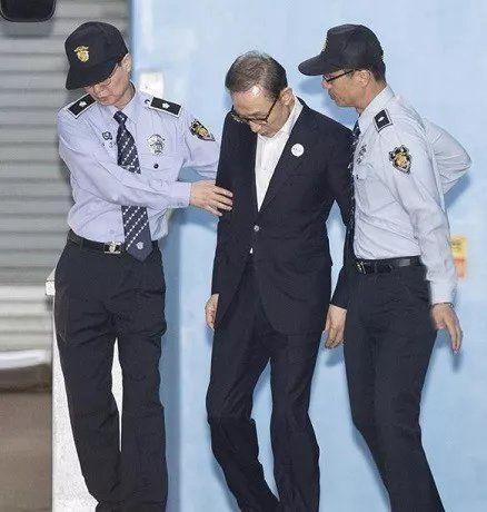 尹锡悦接受逮捕令走出官邸，权力交接与法治精神的交汇点