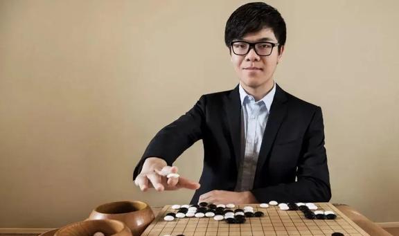 柯洁荣获世界围棋九冠王，荣誉标签下的解读与意义