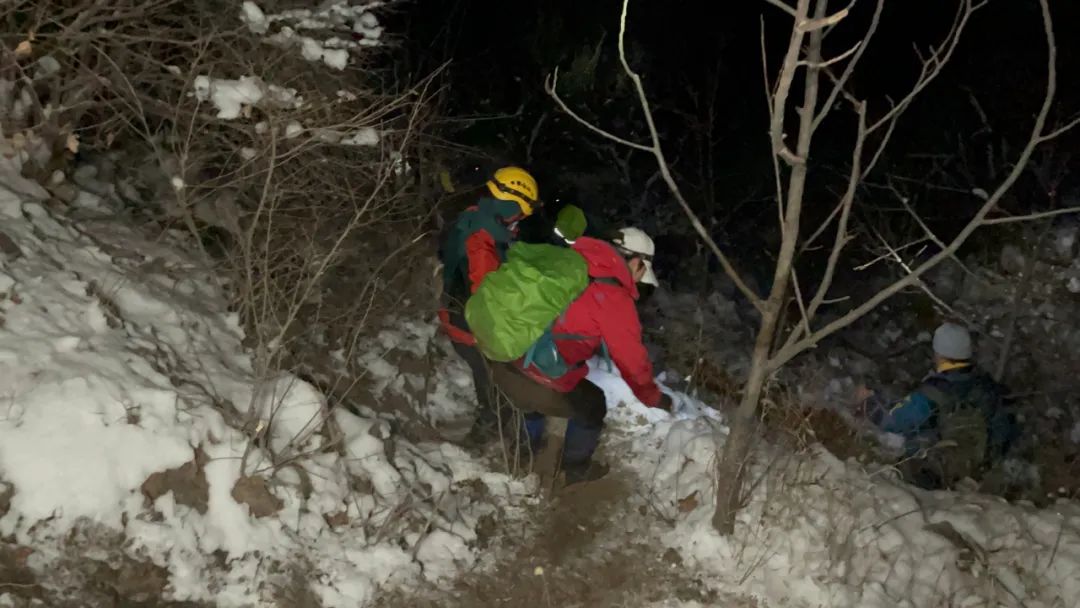 雪夜野山中的生死挑战，驴友冒险之旅