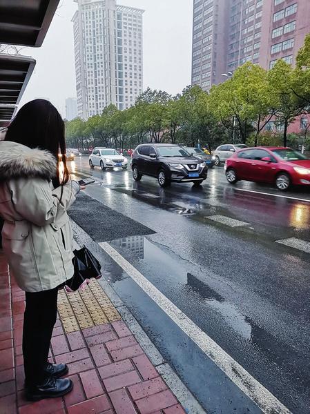 女子自驾遇暴雪，直播求助勇闯难关