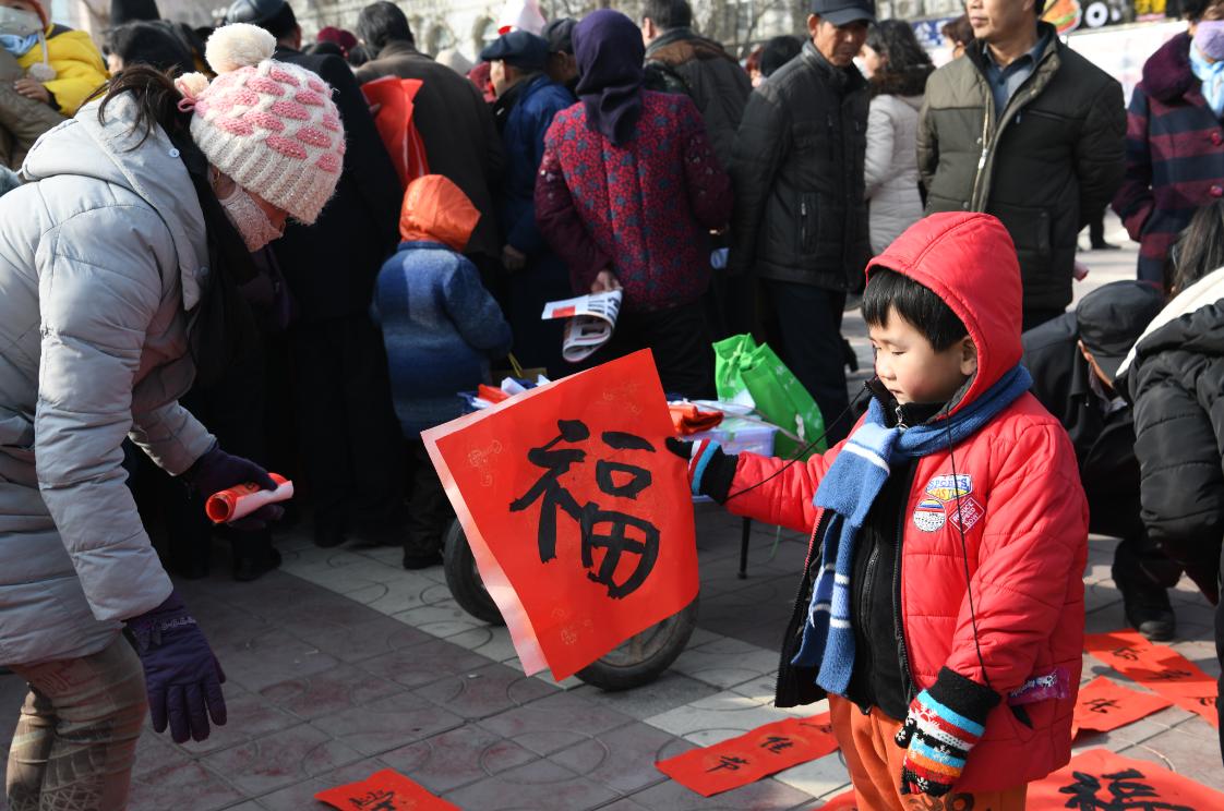 深圳地铁站白头春联现象，纪念抗日英雄与春节习俗传承价值的探讨