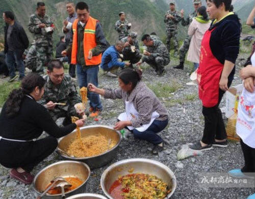 暖心的力量，村民自发为救援人员准备暖心餐