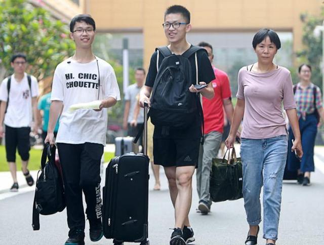 大四男生带一岁小外甥一同上大学，一段特殊的成长之旅