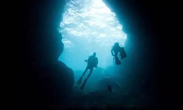 溶洞探险，生死考验与奇迹生还的潜水科考之旅