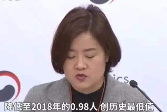 年轻人不生娃现象揭秘，原因与应对策略探讨