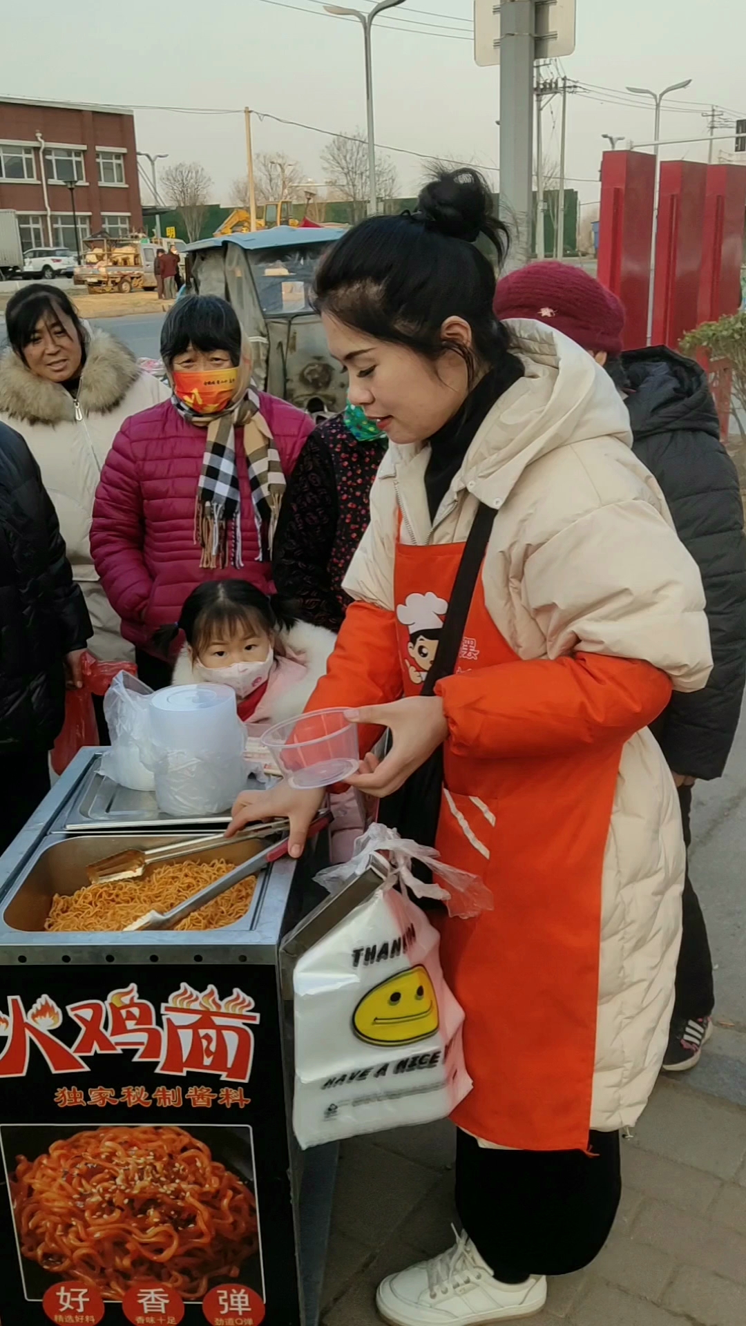 小学老师解聘后在校门口卖火鸡面